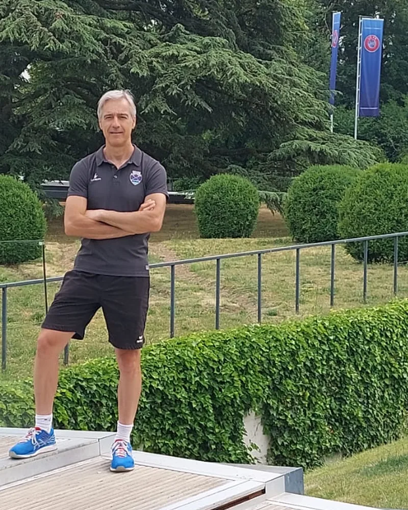 Rui Sim-Sim, bras croisés, dans un parc