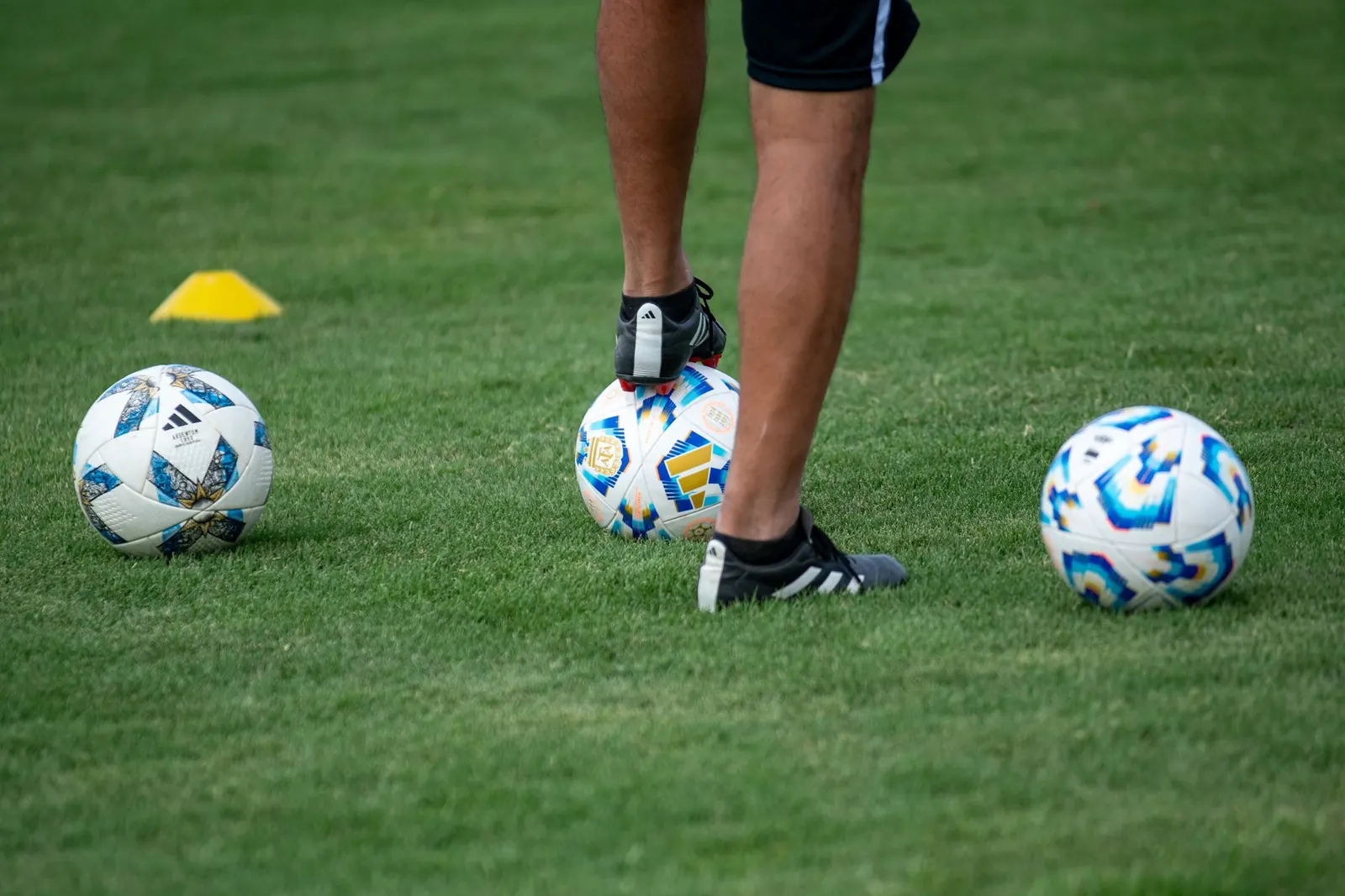 Ballons et crampons pendant une séance d'entraînement